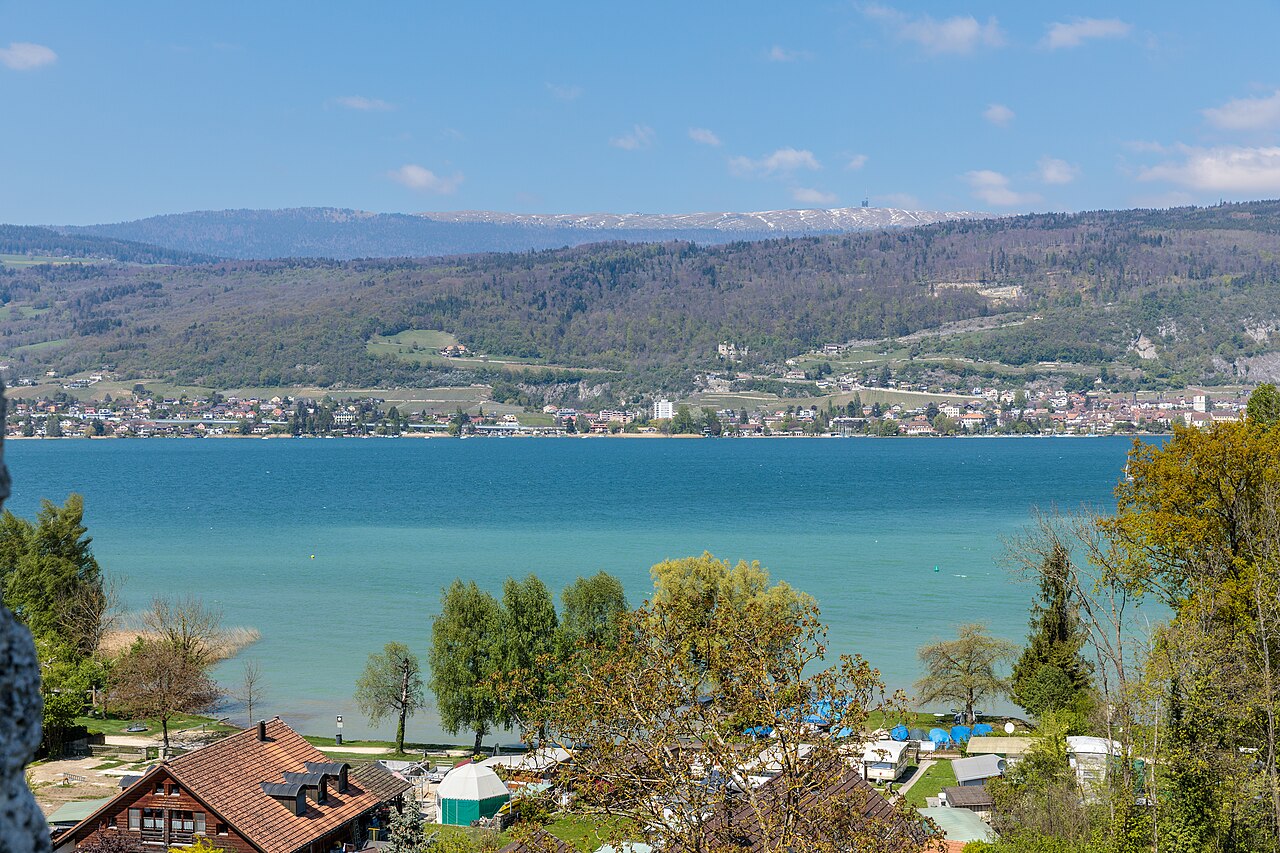 Blick von Erlach auf den Bielersee mit La Neuveville und Chasseral